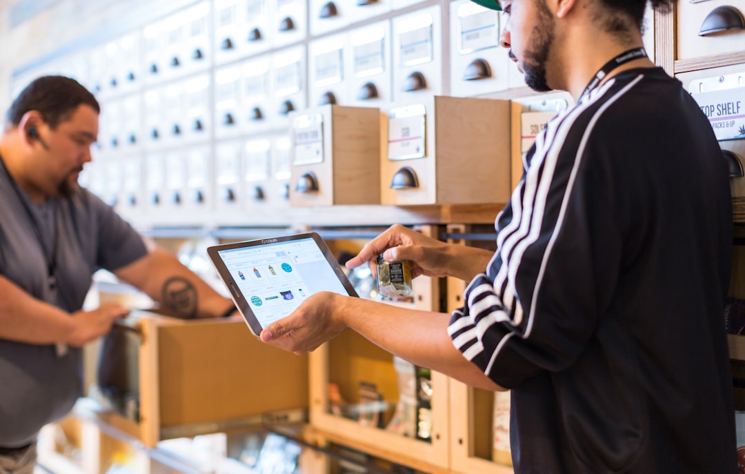 Personas revisando un sistema de punto de venta e inventario en una tienda