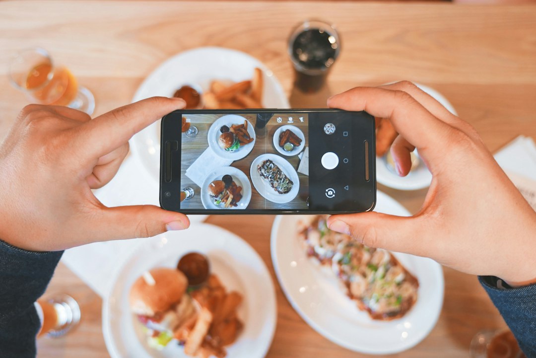 Persona fotografiando un plato de comida para publicidad de un restaurante