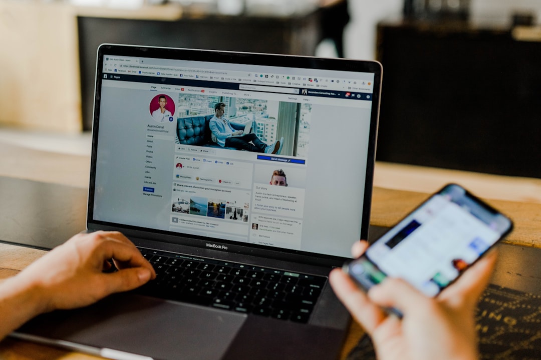 Persona revisando una pagina de Facebook para negocios en laptop y celular