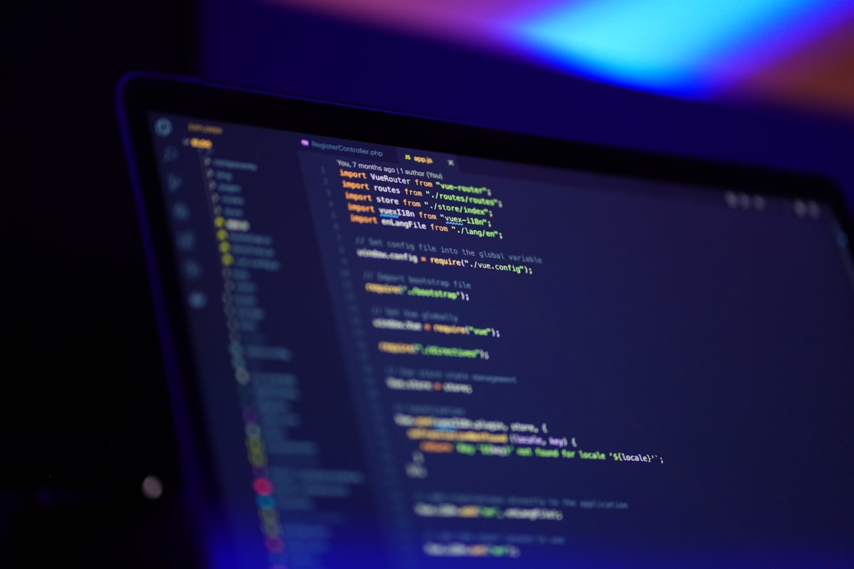 Pantalla de laptop mostrando codigo de un sistema de software a la medida