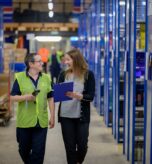 Equipo de logistica revisando inventario en bodega con tecnologia
