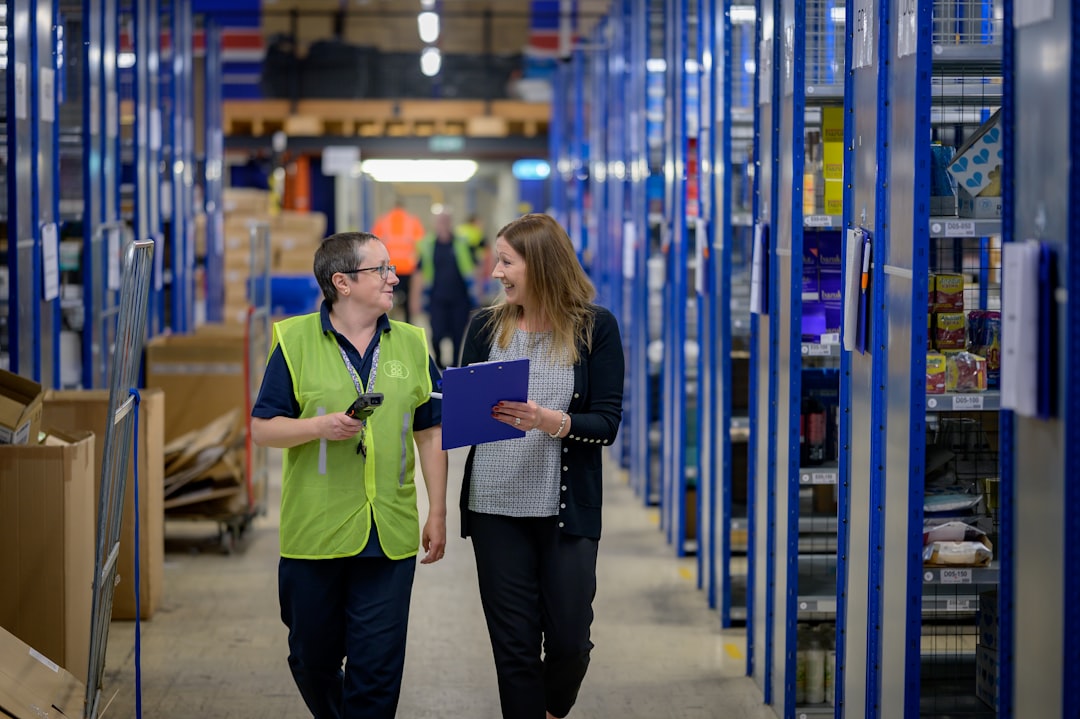 Equipo de logistica revisando inventario en bodega con tecnologia