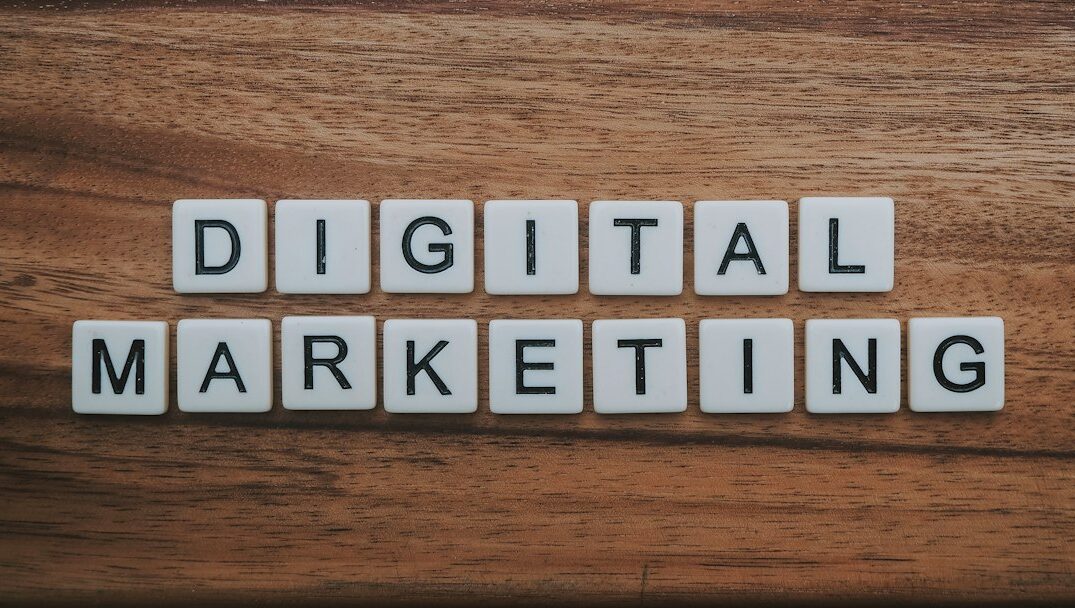 Elementos de marketing digital y publicidad sobre una superficie de madera