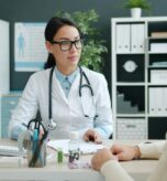 Doctor atendiendo a un paciente en consultorio