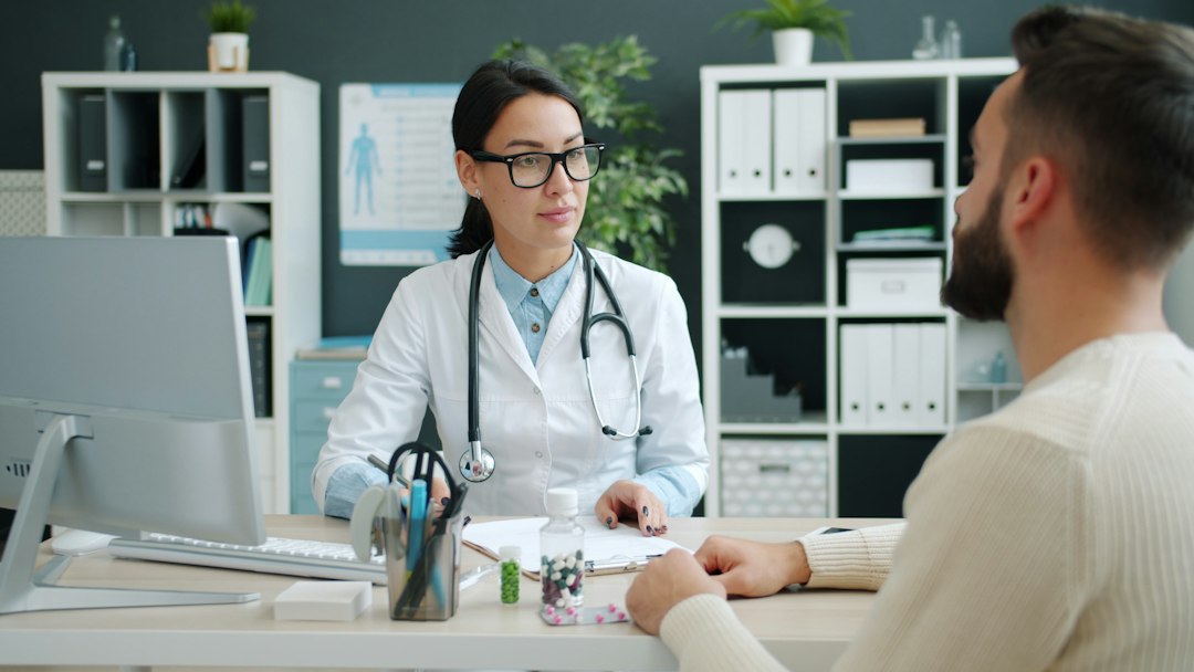 Doctor atendiendo a un paciente en consultorio