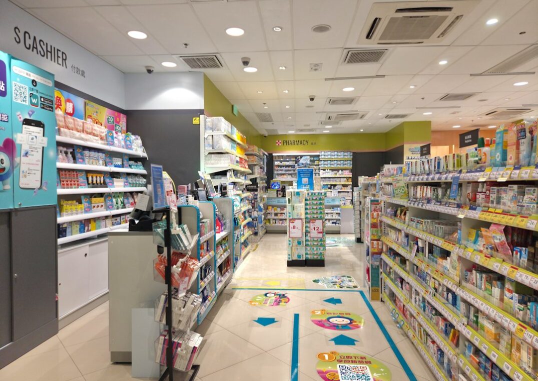 Interior de una farmacia moderna con estanterias bien surtidas