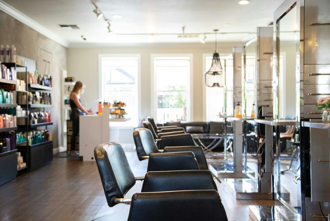 Interior moderno de un salon de belleza con sillas de atencion