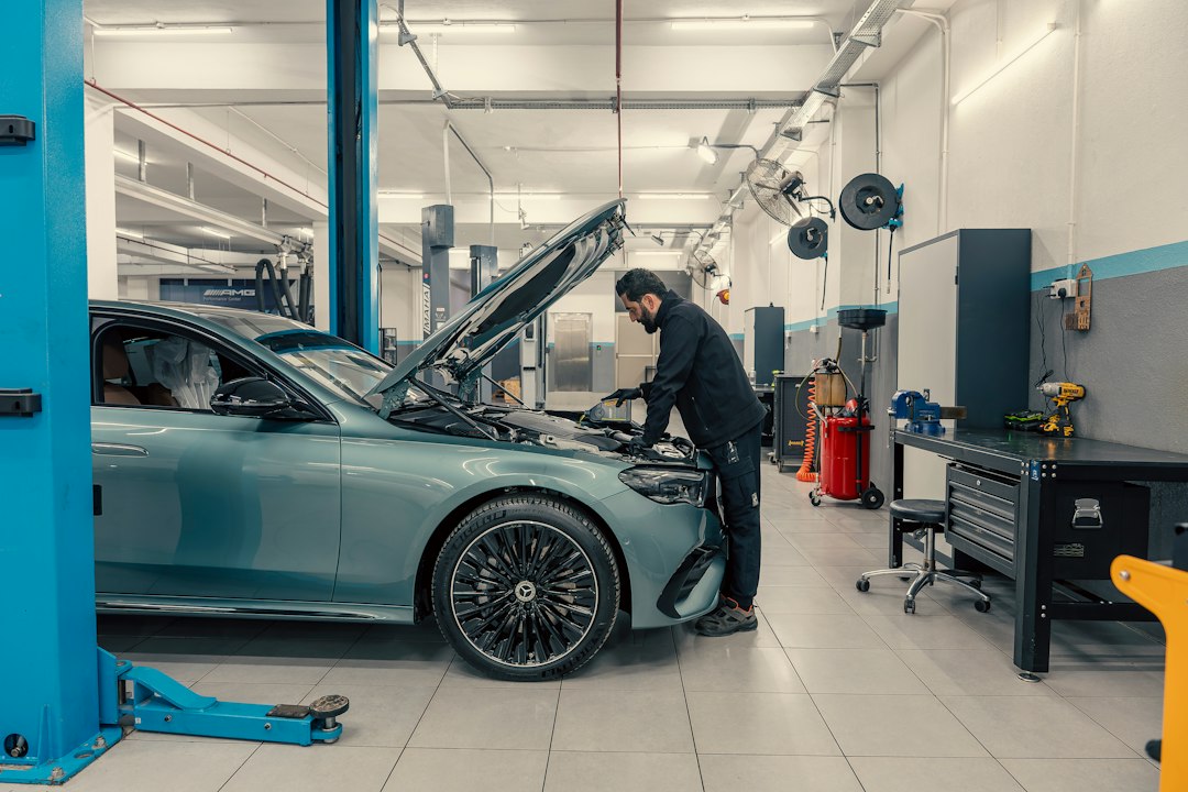 Mecánico trabajando en el motor de un carro dentro de un taller