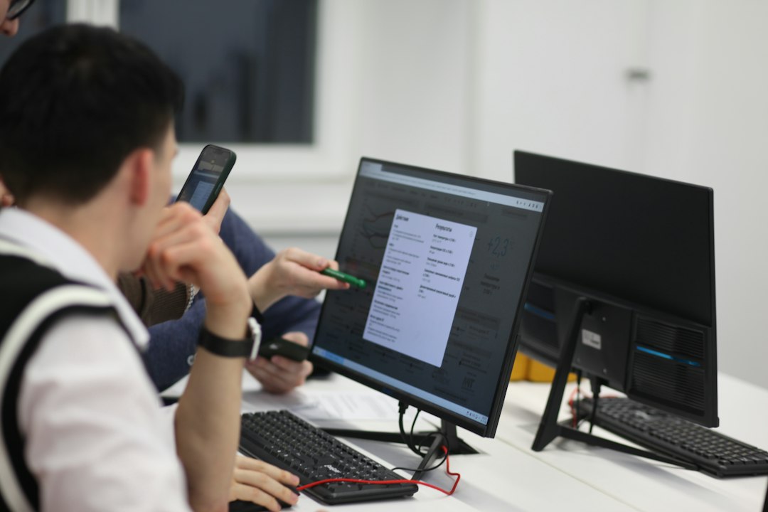 Estudiantes trabajando con computadores en un salón de clase, representando la tecnología aplicada a la educación