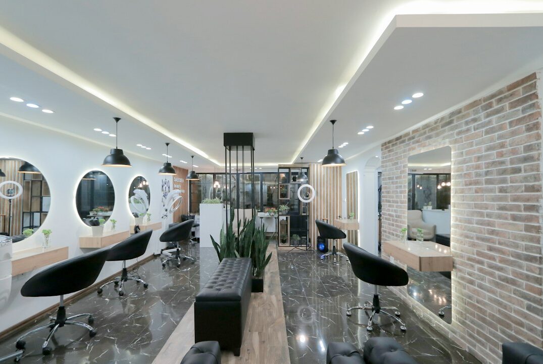 Interior moderno de un salon de belleza con sillas negras