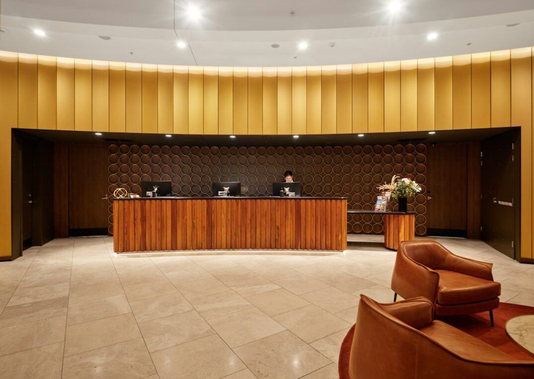 Recepción de hotel moderna, representando la atención a huéspedes