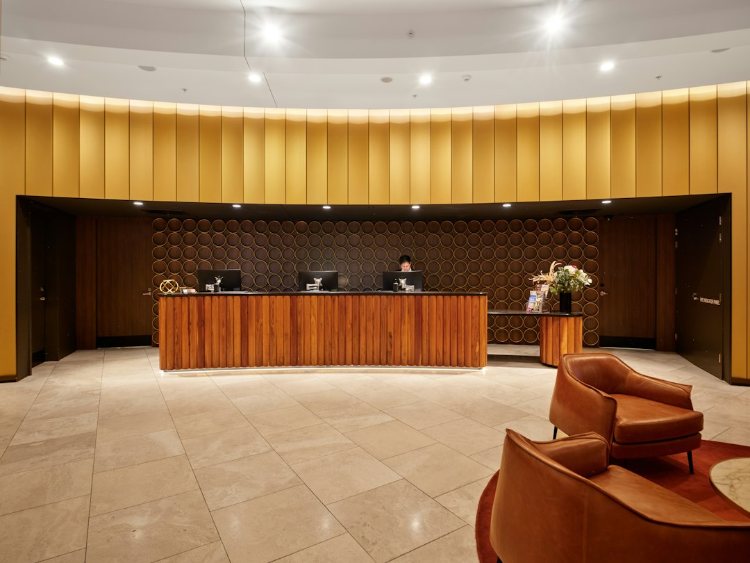 Recepción de hotel moderna, representando la atención a huéspedes