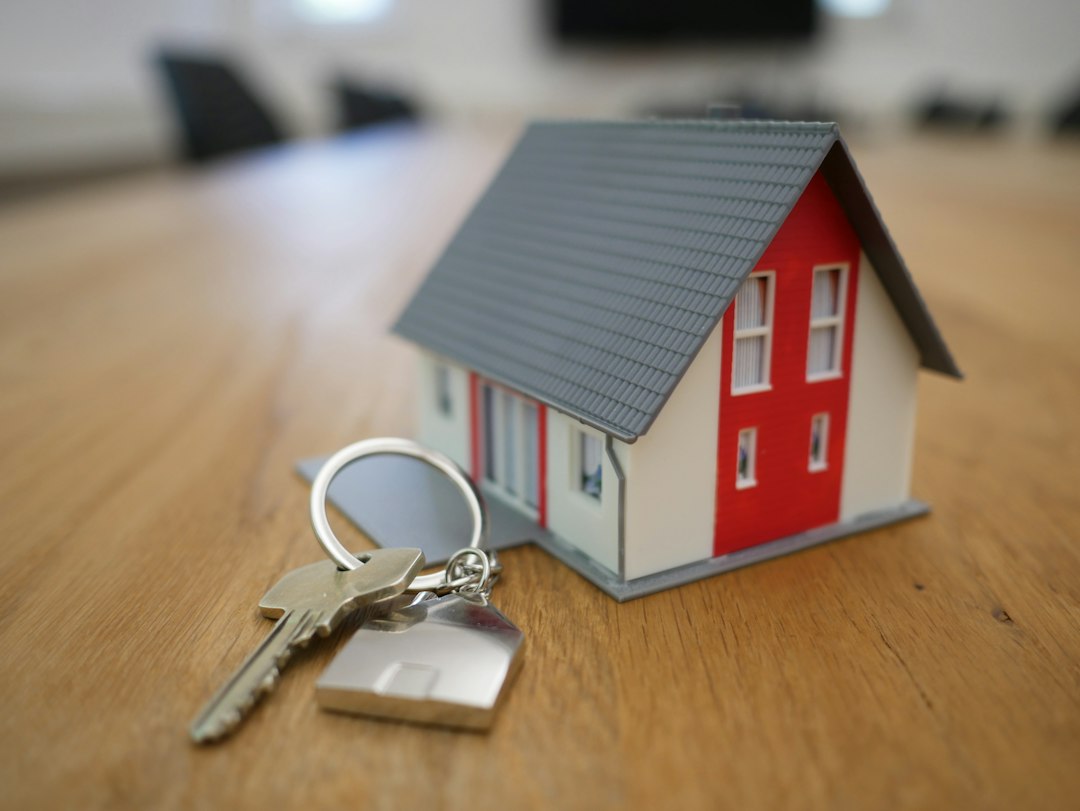 Casa en miniatura sobre un escritorio, representando el sector inmobiliario