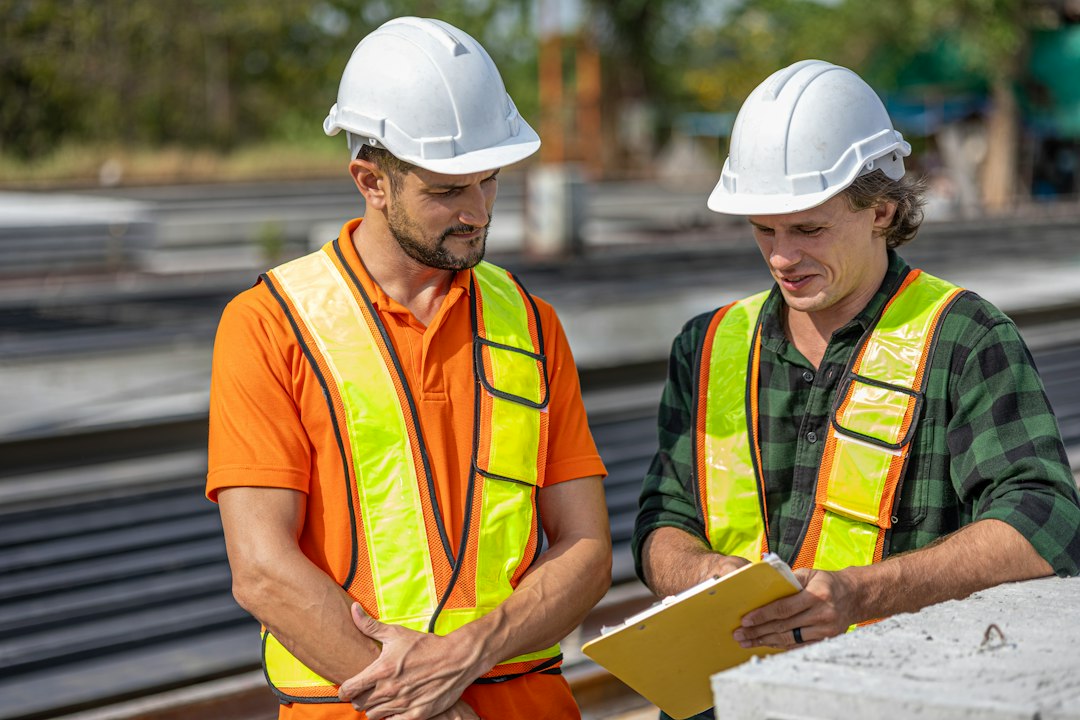 Equipo de ingenieros revisando planos de construcción en obra