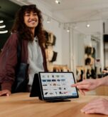 Empleada de una tienda usando una tablet con sistema de punto de venta
